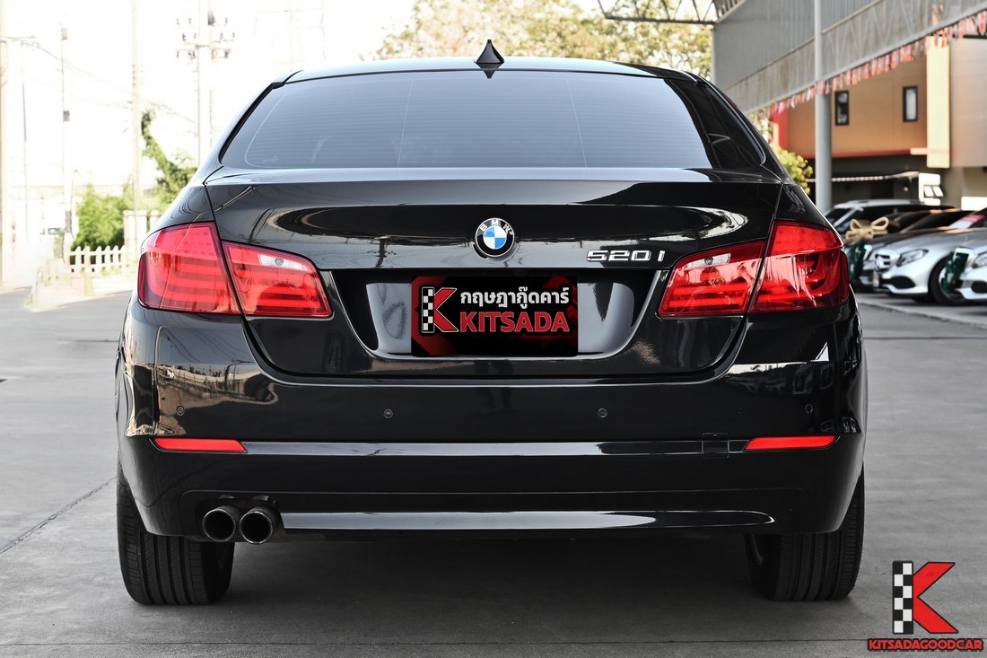 BMW 520i F10 2013 ด้านหลังตรง ปลายท่อคู่