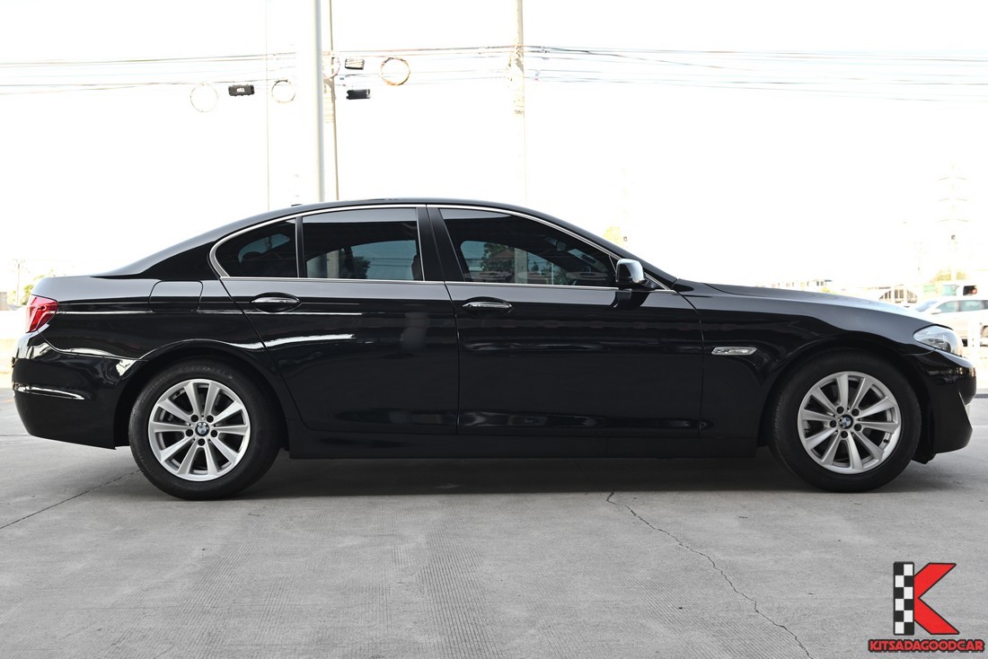 โปรไฟล์ด้านข้างซ้าย BMW 520i F10 สีดำ