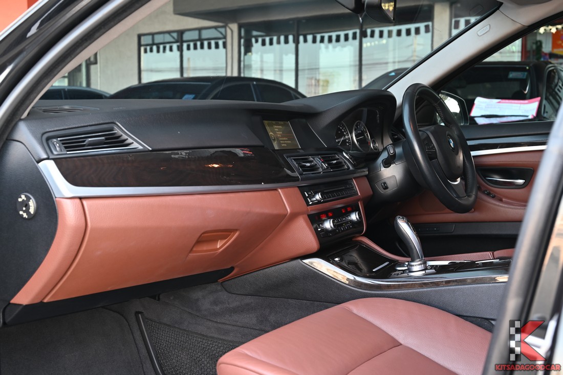 คอนโซลหน้า โทนดำ-น้ำตาล พร้อมจอ iDrive