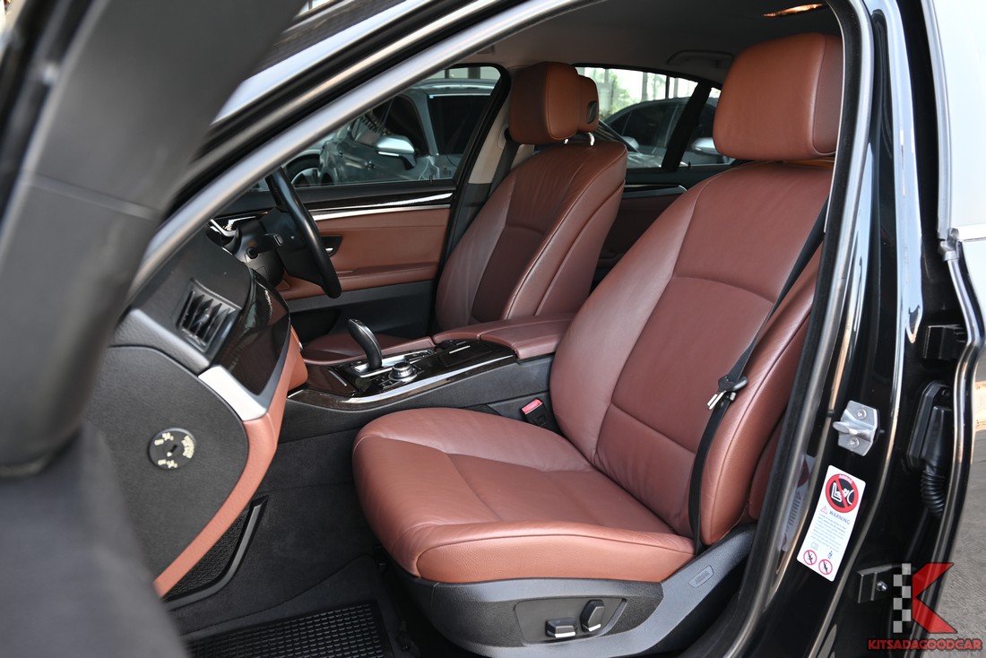 เบาะคู่หน้า เบาะหนังสีน้ำตาลเข้ม