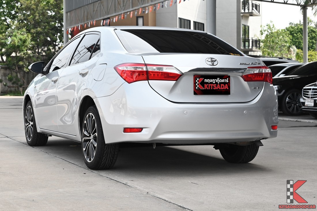 Toyota Corolla Altis 2014 มือสอง มุมท้ายเฉียง