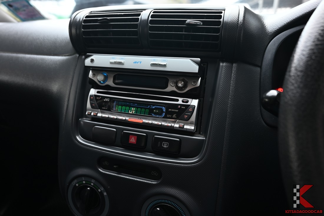 Toyota Avanza 2004 มือสอง ใกล้ชิ้นส่วนคอนโซลกลาง