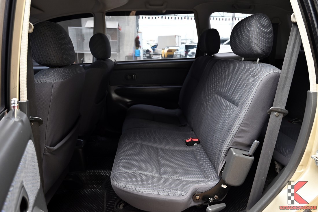 Toyota Avanza 2004 มือสอง เบาะแถวกลาง