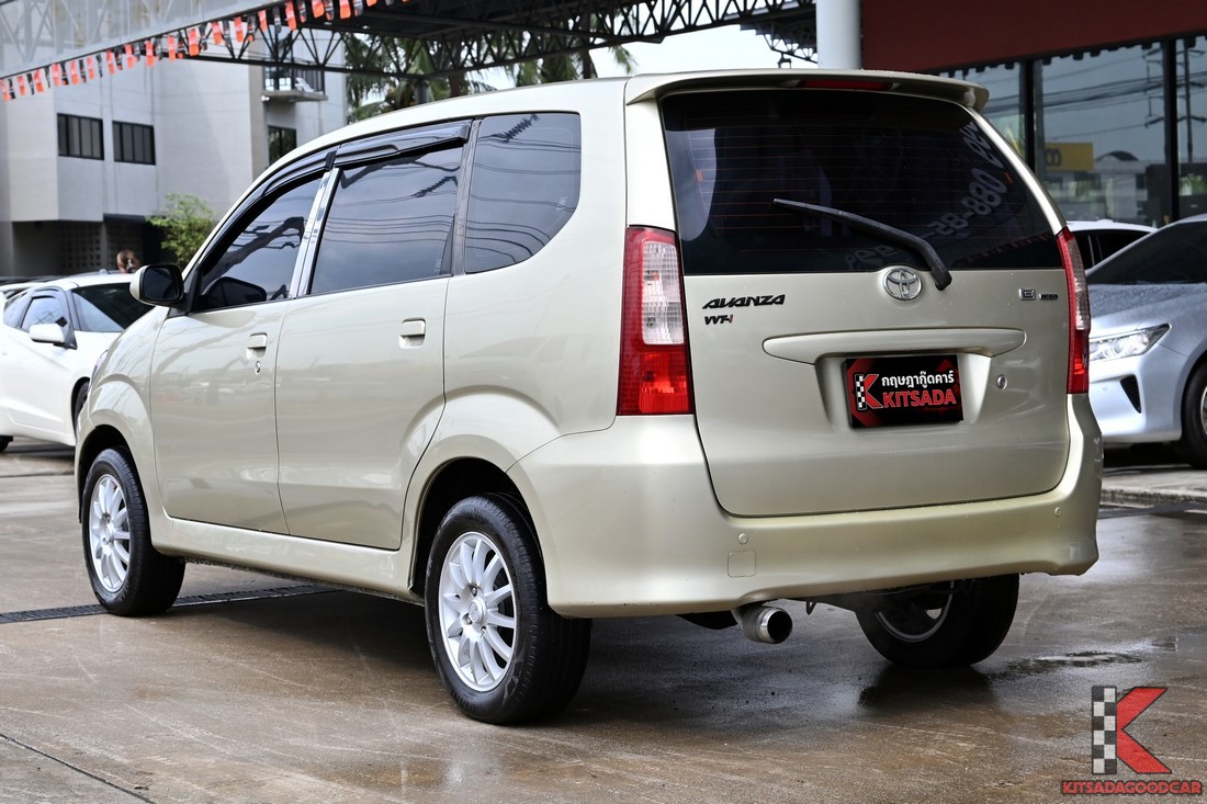Toyota Avanza 2004 มือสอง มุมท้ายเฉียง