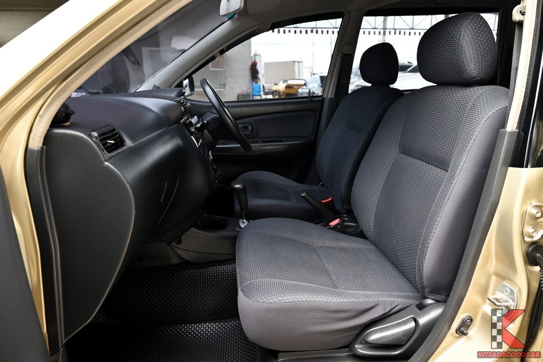 Toyota Avanza 2004 มือสอง เบาะคู่หน้าและแผงคอนโซล