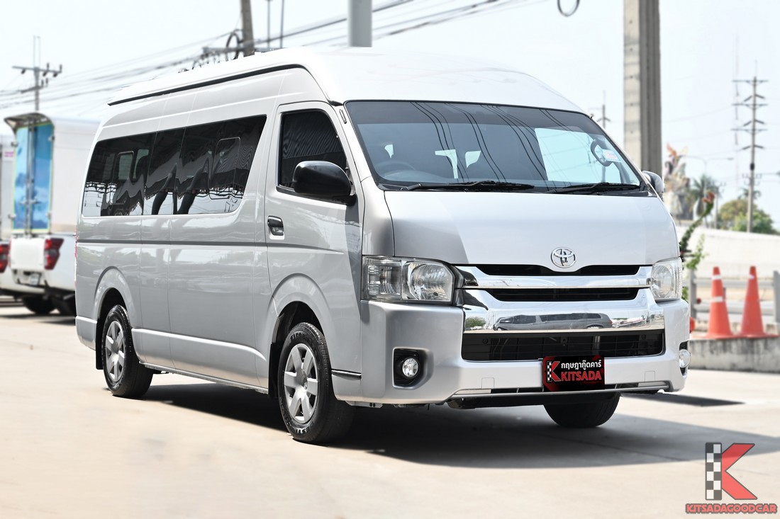 Toyota Hiace Commuter 3.0 D4D 2017 มือสอง สีเงิน มุมหน้ารถ (1)