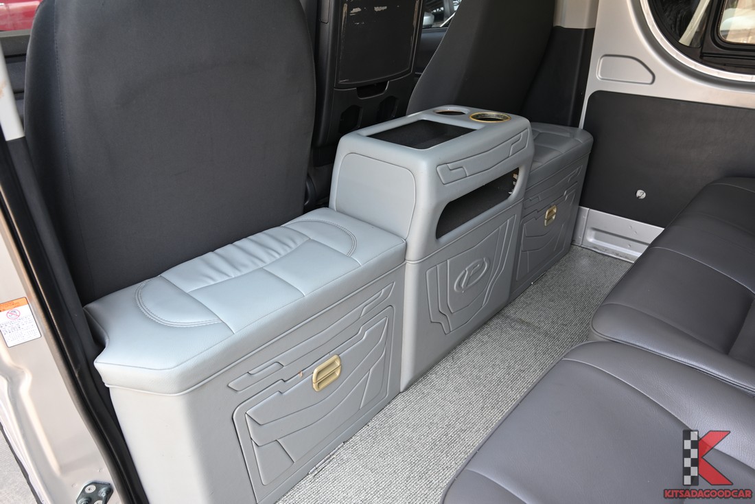 Toyota Commuter 3.0 D4D 2017 มือสอง คอนโซลกลาง/ที่วางแก้ว (12)