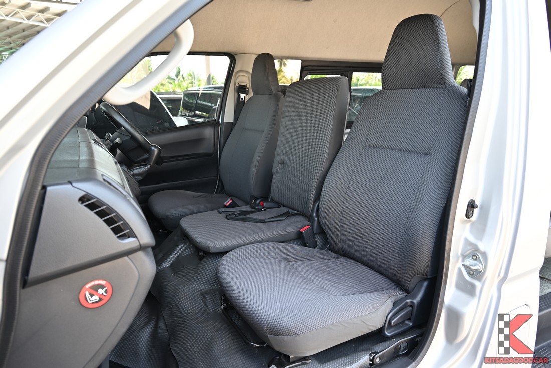 Toyota Commuter 3.0 D4D 2017 มือสอง เบาะหน้า (8)