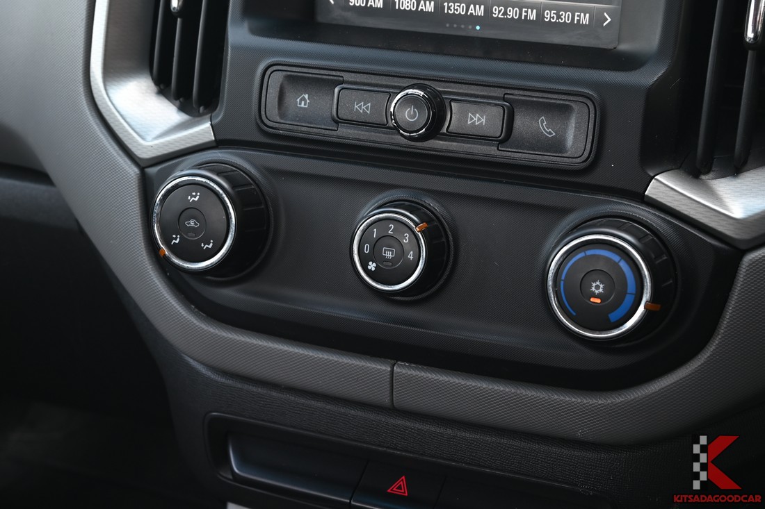 คอนโซลกลางและหน้าจอใกล้ ๆ