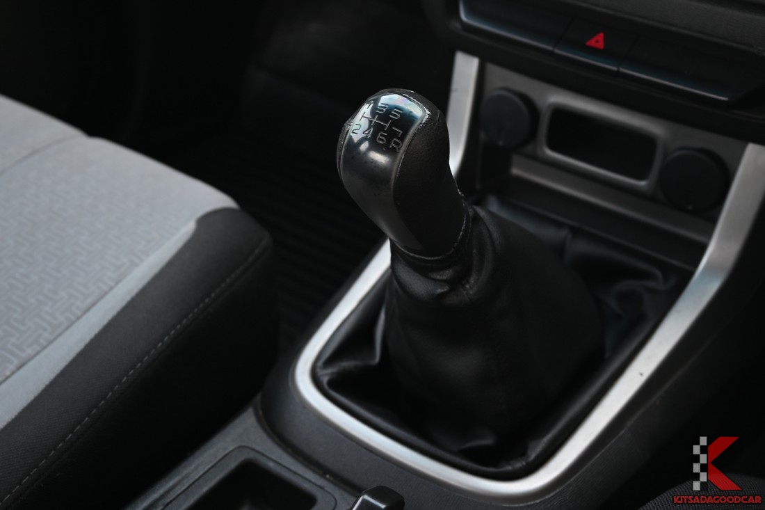 คอนโซลกลางและหน้าจอใกล้ ๆ