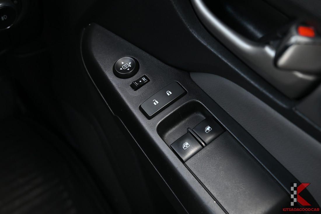 คอนโซลกลางและหน้าจอใกล้ ๆ