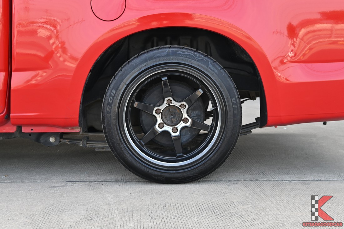 คอนโซลกลางและหน้าจอใกล้ ๆ