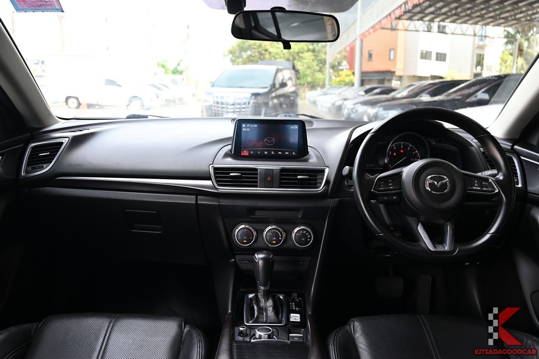 Mazda 3 2017 มือสอง มุมคอนโซลและพวงมาลัยเต็มๆ