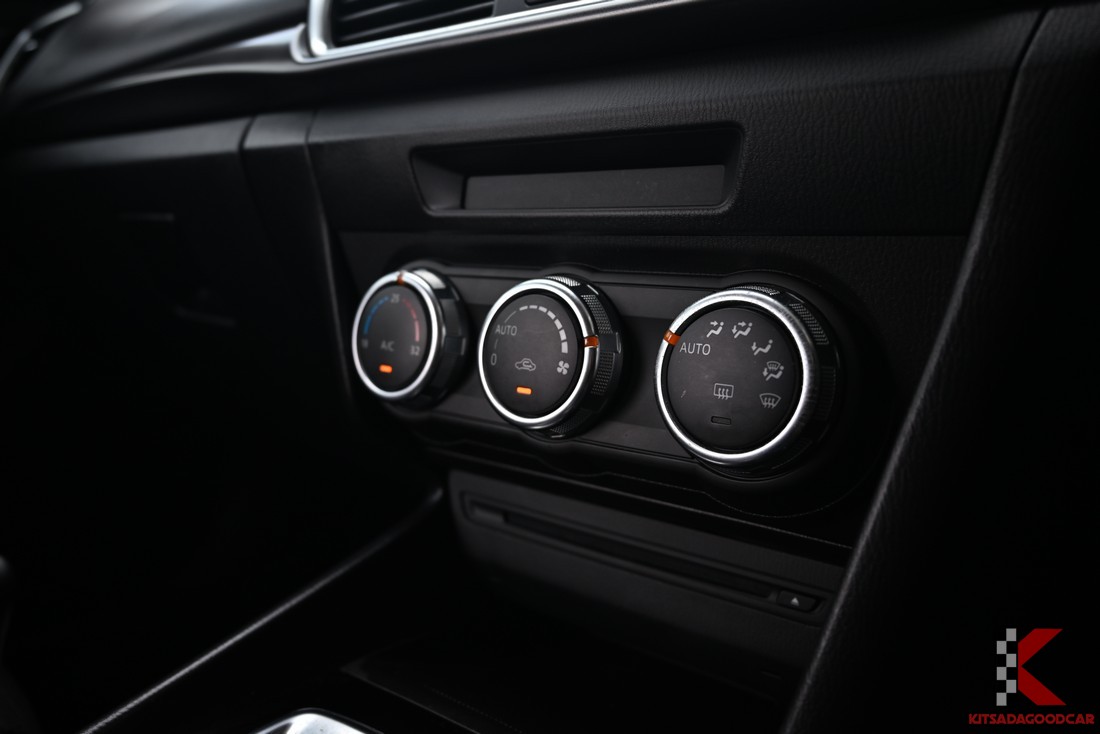 Mazda 3 2017 มือสอง ปุ่มแอร์ออโต้