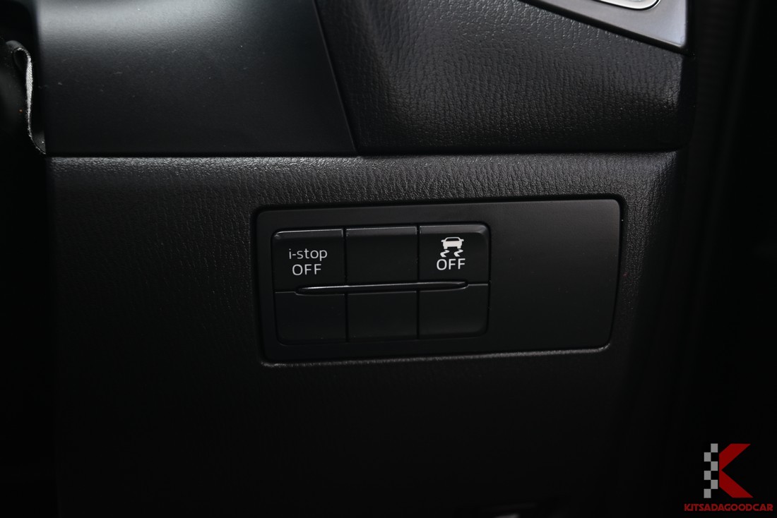 Mazda 3 2017 มือสอง ปุ่ม i-STOP และปุ่มควบคุมเสถียรภาพ