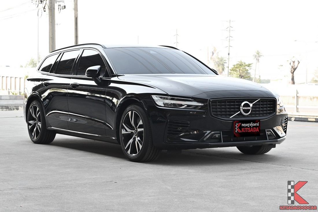 Volvo V60 Recharge T8 R-Design Expression 4WD ปี 2022 สีดำ มุมเฉียงหน้า