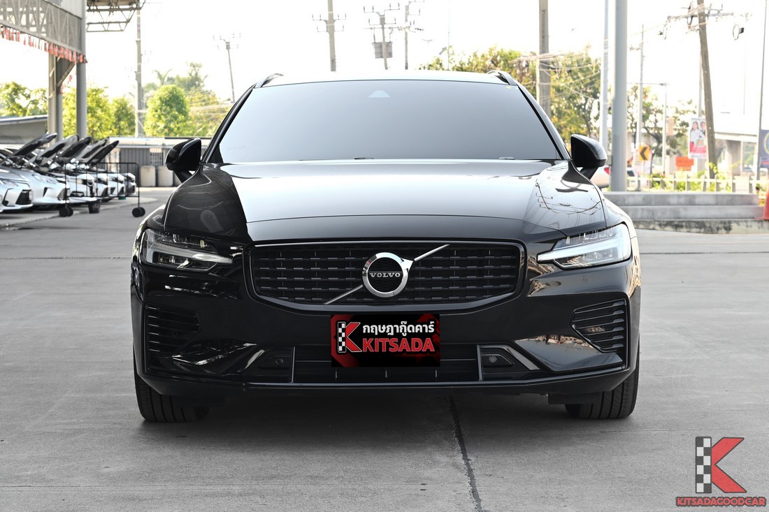 Volvo V60 T8 2022 ด้านหน้าตรง สีดำ