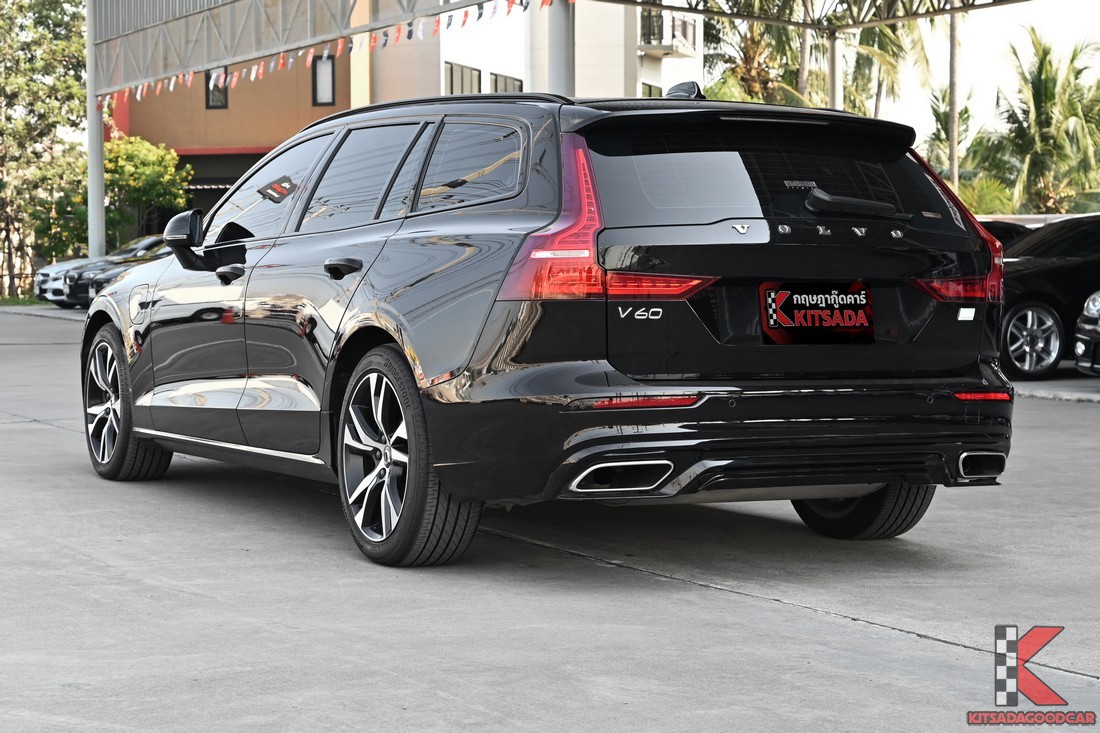Volvo V60 T8 2022 มุมเฉียงหลัง