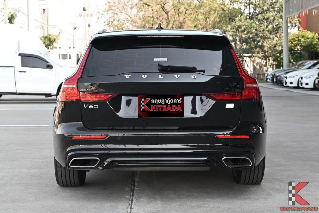 Volvo V60 T8 2022 ด้านหลังตรง