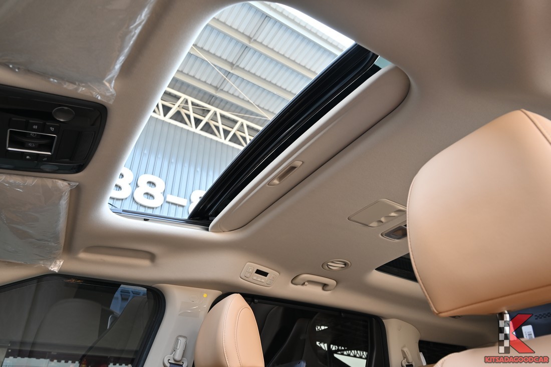 ซันรูฟคู่ เปิดรับแสงบนหลังคา