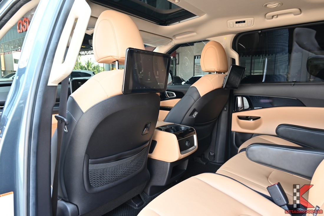 จอสำหรับผู้โดยสารตอนหลัง และแผงควบคุมแอร์