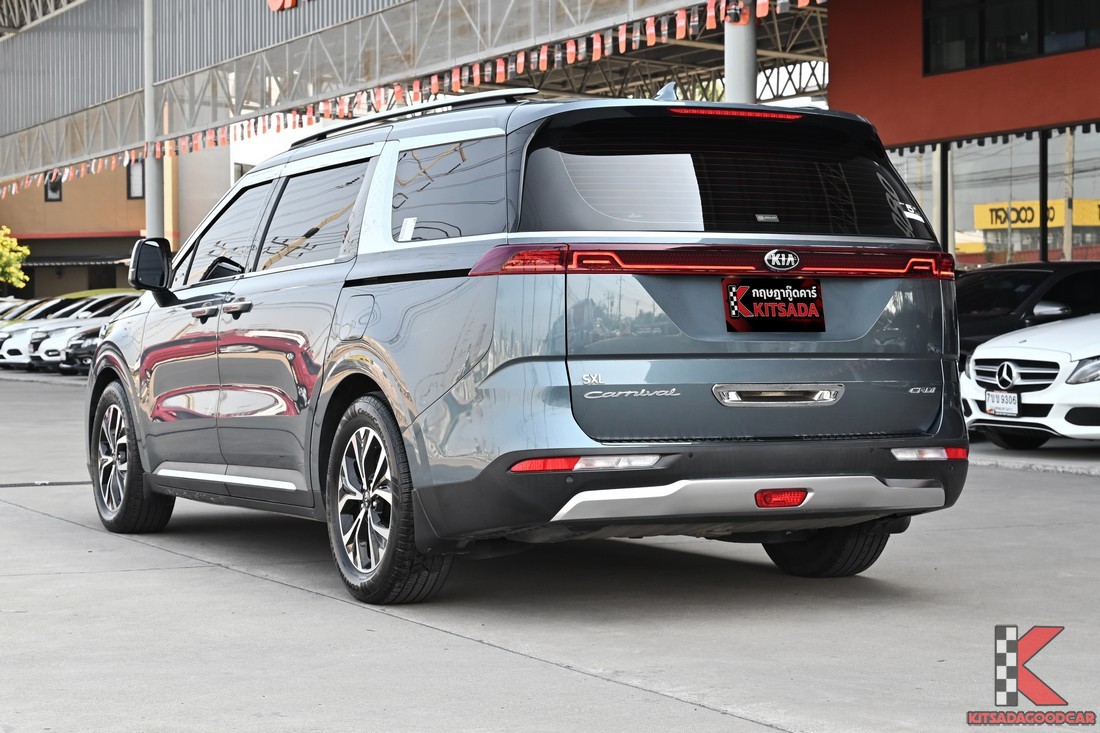 Kia Carnival 2021 มุมหลังขวา ไฟท้ายเต็มแนวกว้าง