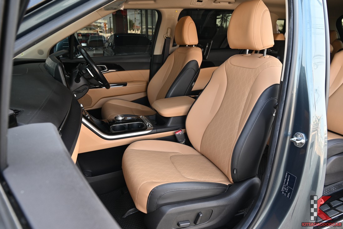 ห้องโดยสารคู่หน้า โทนดำ-น้ำตาล