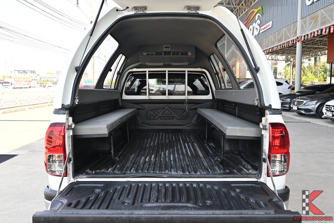 พื้นที่ท้ายกระบะ พร้อมม้านั่งสองข้างในตู้หลังคา
