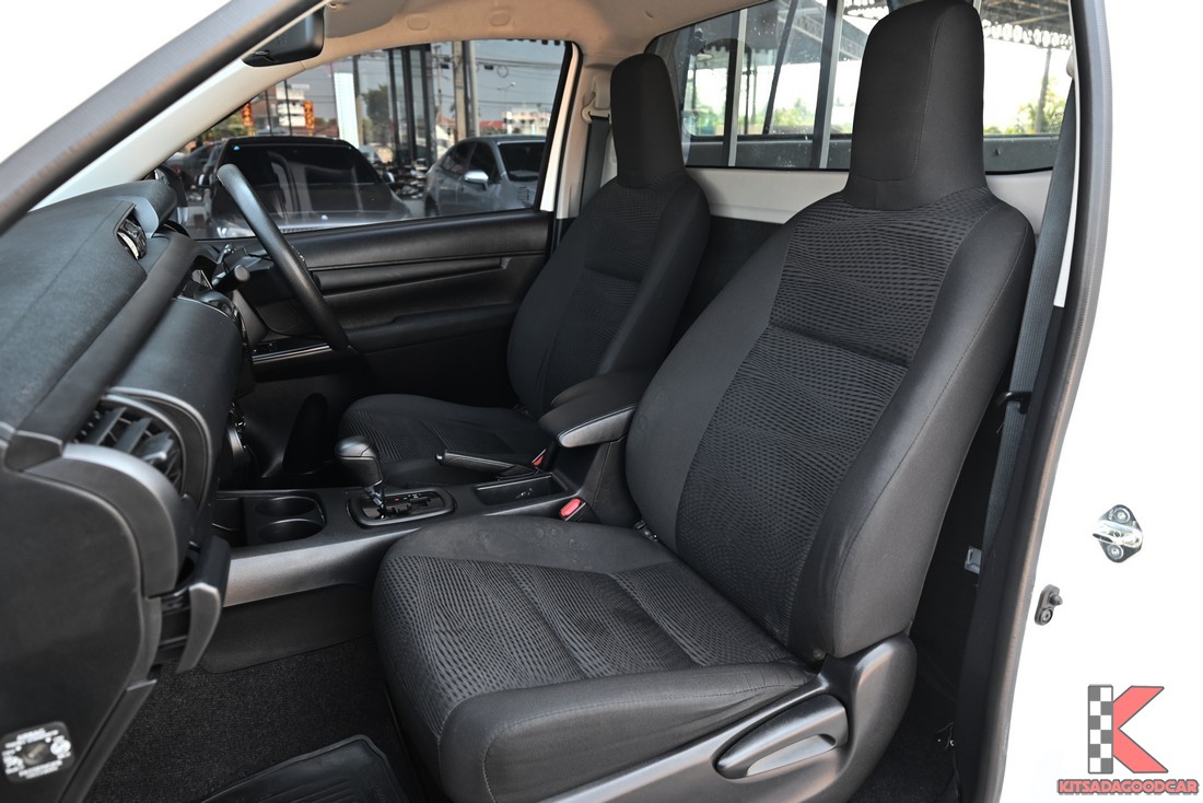 ห้องโดยสารคู่หน้า เบาะผ้า สีดำ