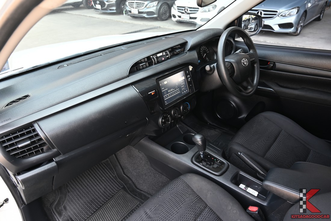 คอนโซลหน้า เกียร์อัตโนมัติและจอวิทยุ