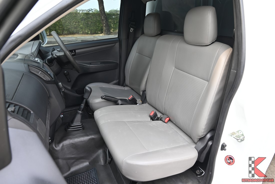 ห้องโดยสารคู่หน้า เบาะสีเทา