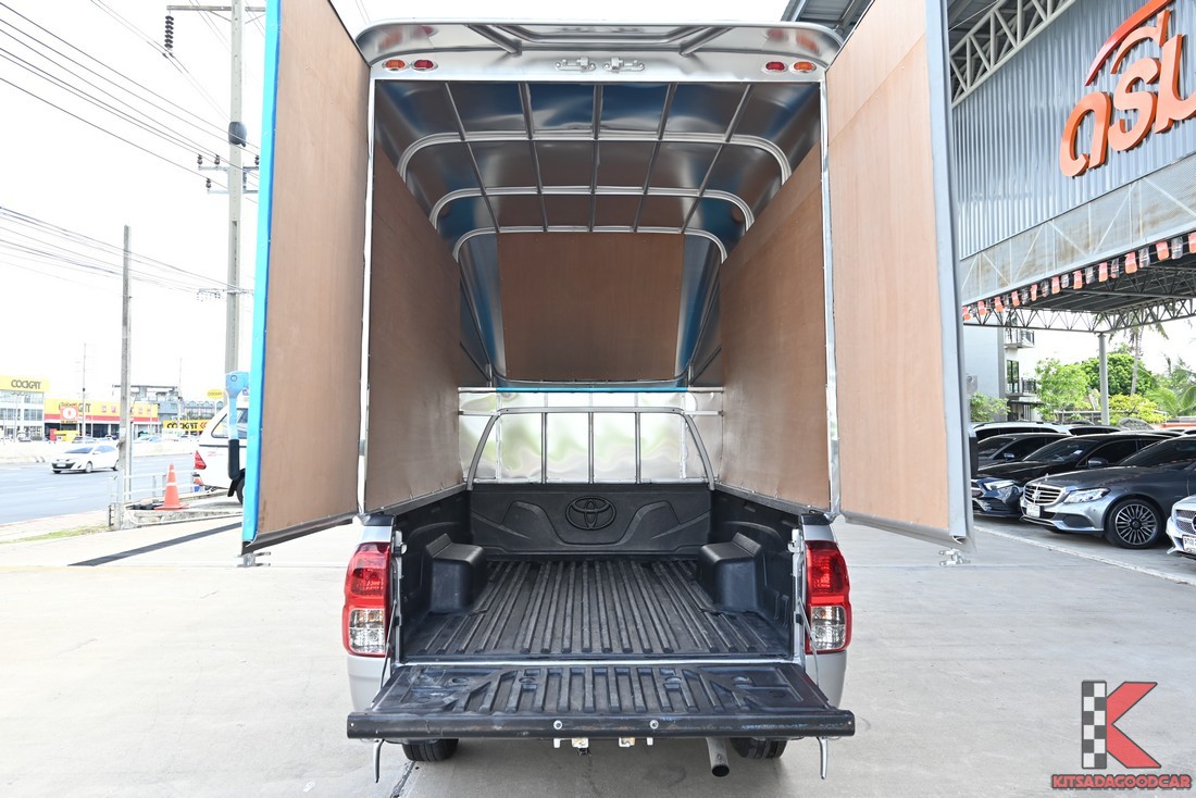 Toyota HILUX REVO กระบะตู้ทึบ ด้านท้ายตู้