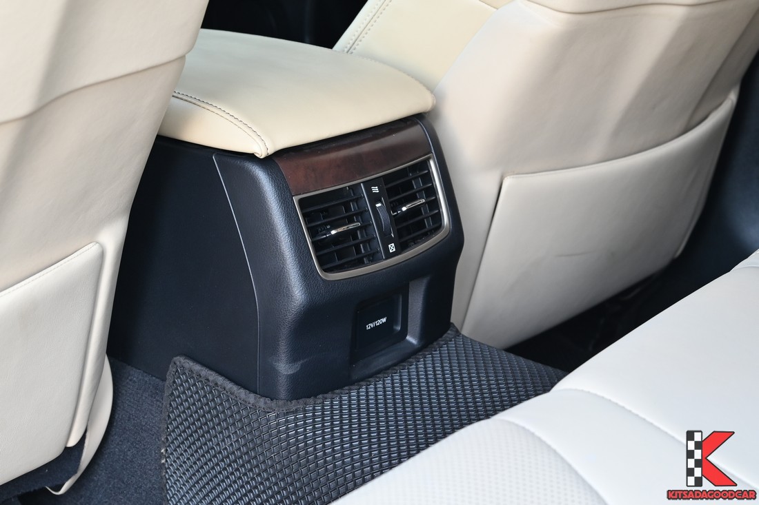 GS300h 2014 ช่องแอร์หลังและช่องจ่ายไฟ
