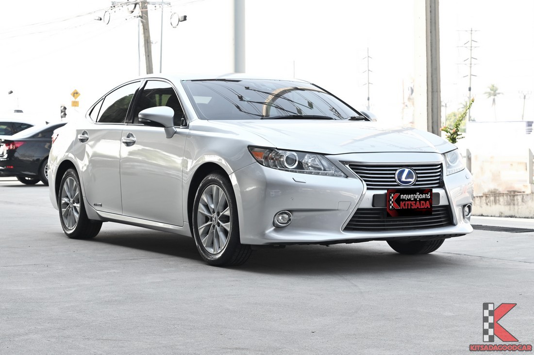 Lexus ES300h ปี 2014 มุมเฉียงหน้า สีเงิน