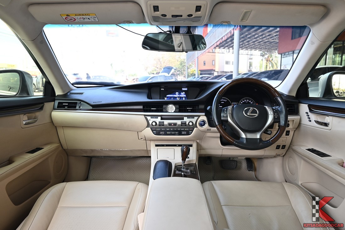 ES300h ปี 2014 มุมมองห้องโดยสารตอนหน้า