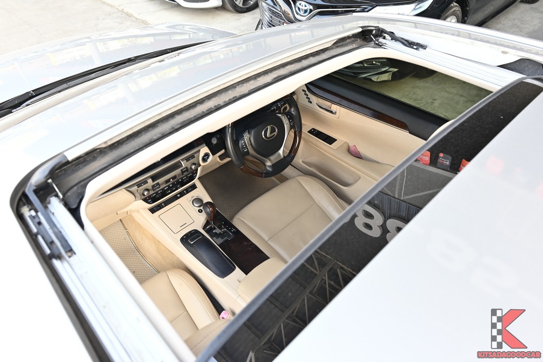 ES300h ปี 2014 มุมมองผ่านซันรูฟ