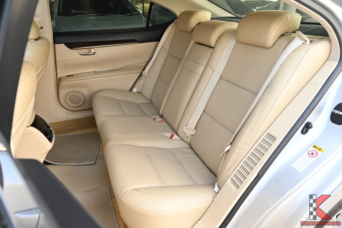 ES300h ปี 2014 เบาะหลัง 3 ที่นั่ง