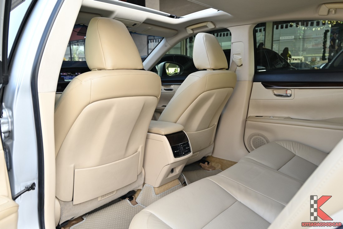 ES300h ปี 2014 พื้นที่วางขาหลัง