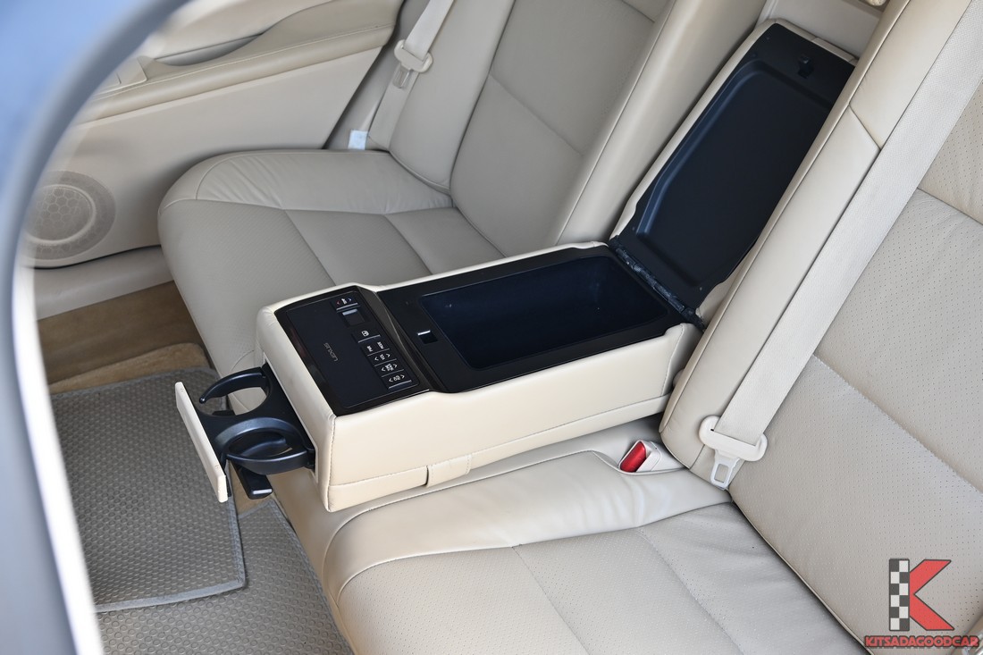 ES300h ปี 2014 เท้าแขนกลางเบาะหลัง