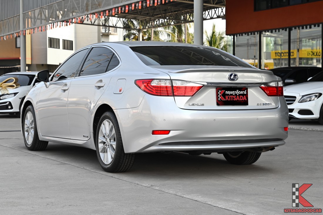 ES300h ปี 2014 มุมเฉียงหลัง
