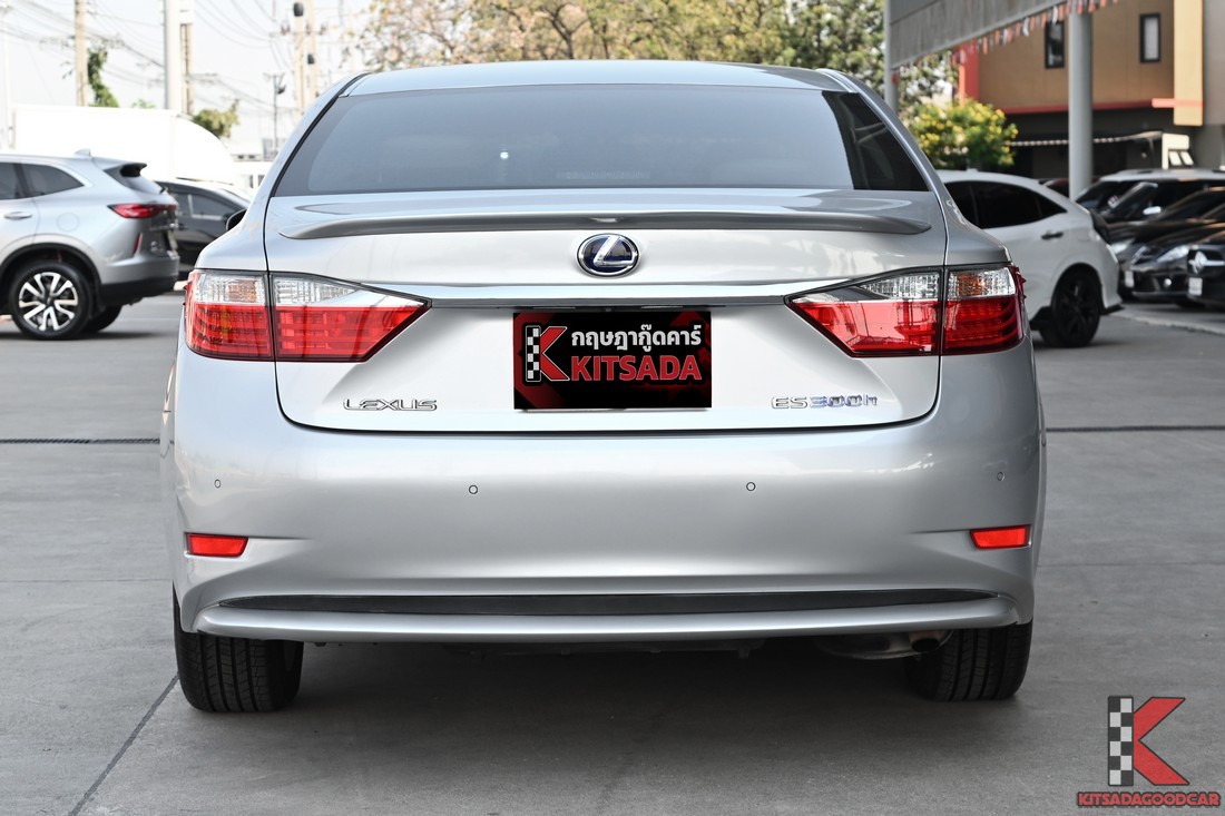 ES300h ปี 2014 ด้านหลังตรง