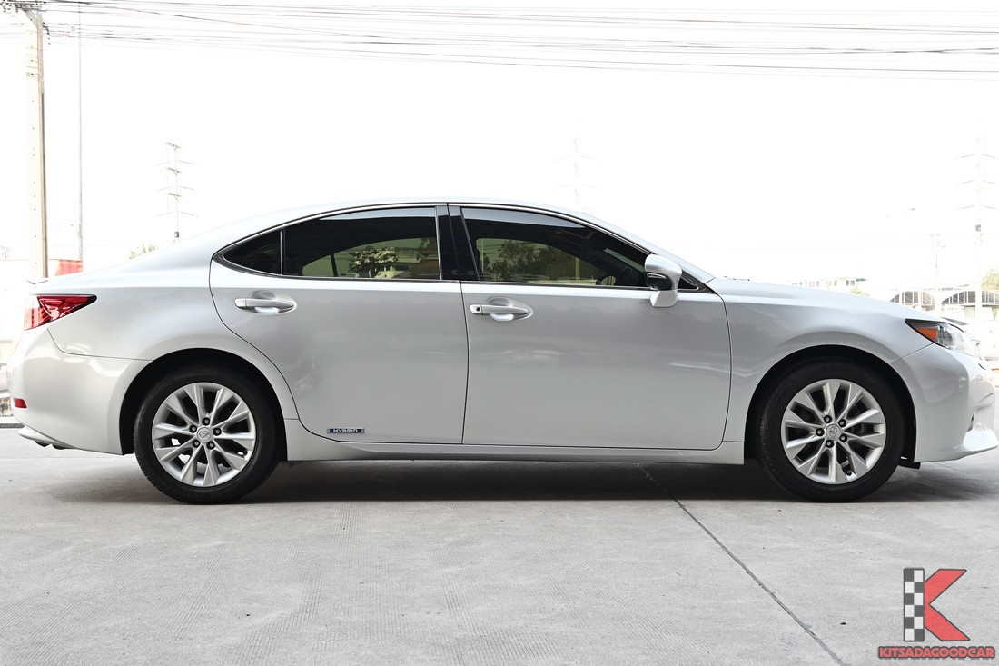 ES300h ปี 2014 ด้านข้างซ้าย