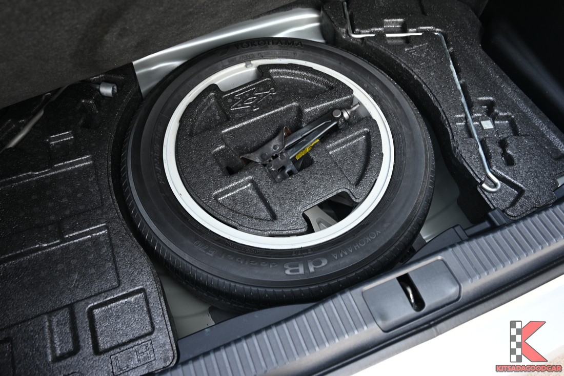 ES300h ปี 2014 ยางอะไหล่และชุดเครื่องมือ