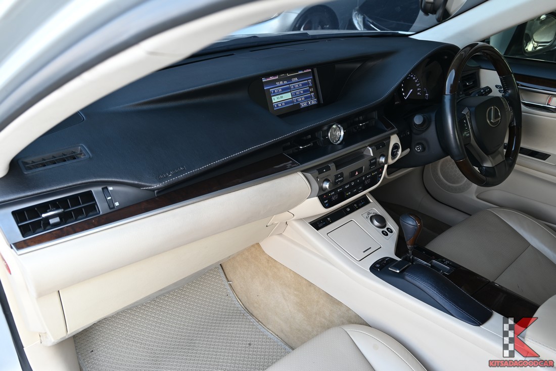 ES300h ปี 2014 แดชบอร์ดและคอนโซล