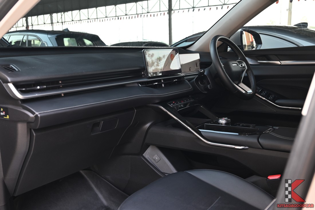 ห้องโดยสารด้านหน้า จอคู่ 10.25 นิ้ว