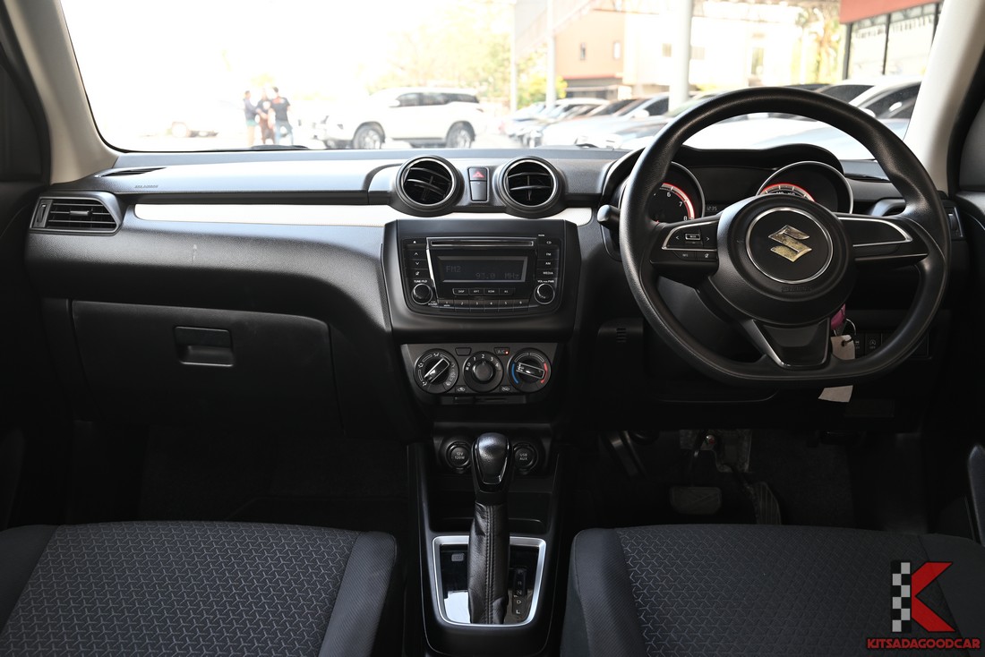 แผงหน้าปัดและชุดเครื่องเสียง