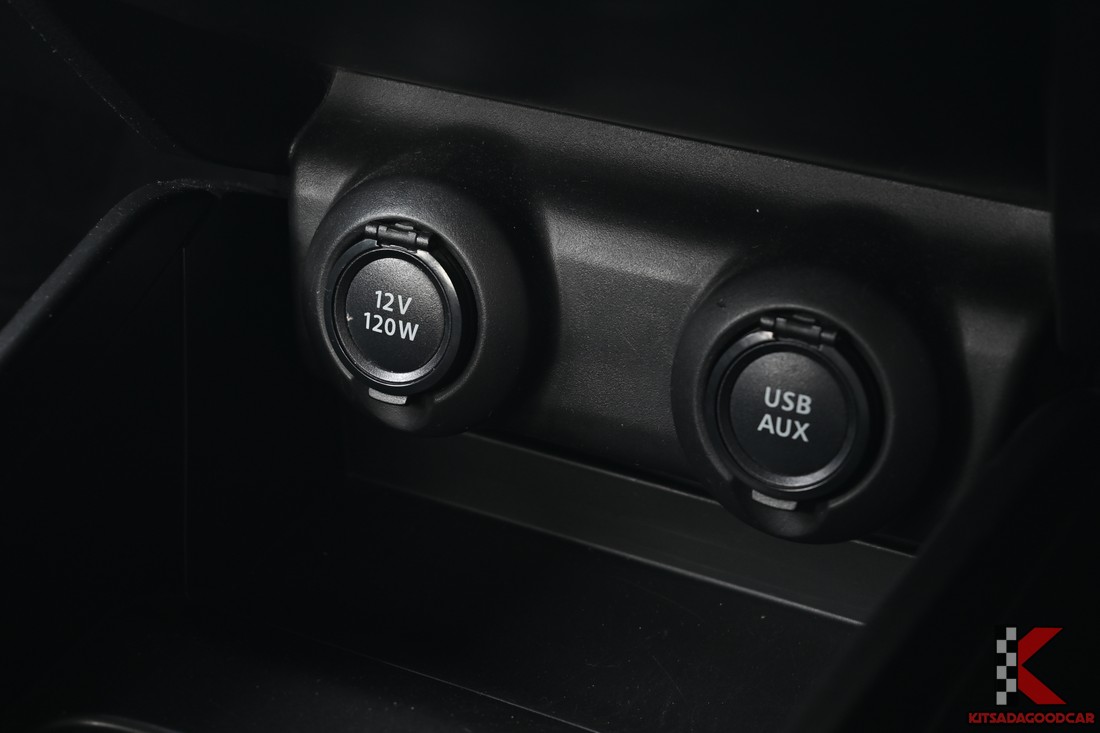 ช่องจ่ายไฟ 12V และ USB/AUX