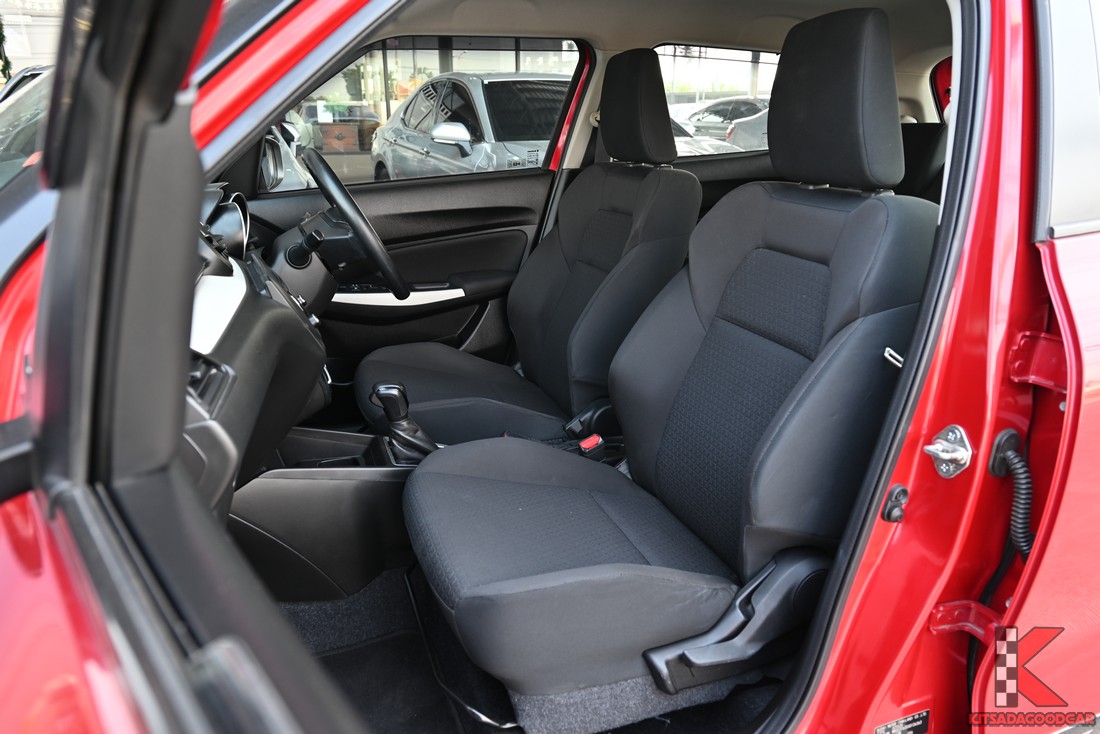 เบาะคู่หน้า Suzuki Swift ผ้าโทนดำ