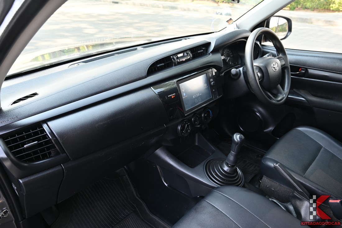 ภายในห้องโดยสาร คอนโซลและพวงมาลัย