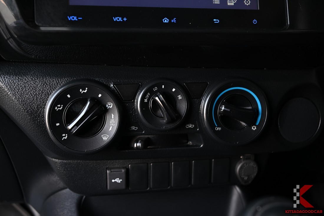 แผงปรับอากาศแบบแมนนวลและพอร์ต USB